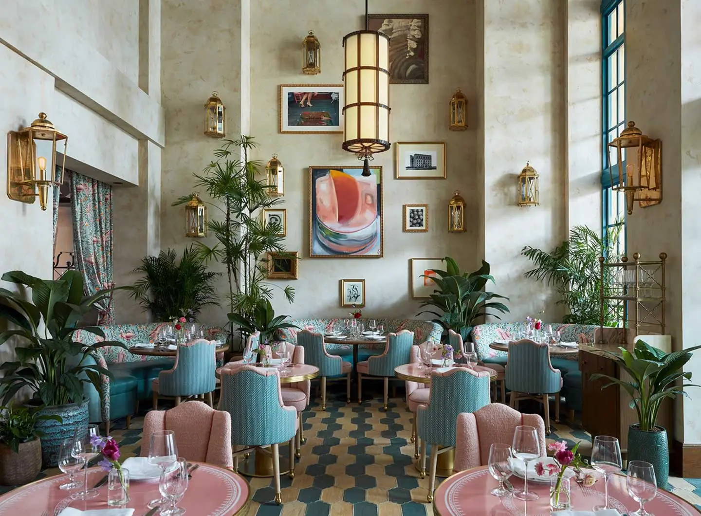 米兰 Marchesi 1824 甜品店的 Verde Alpi 大理石与粉色天鹅绒内饰