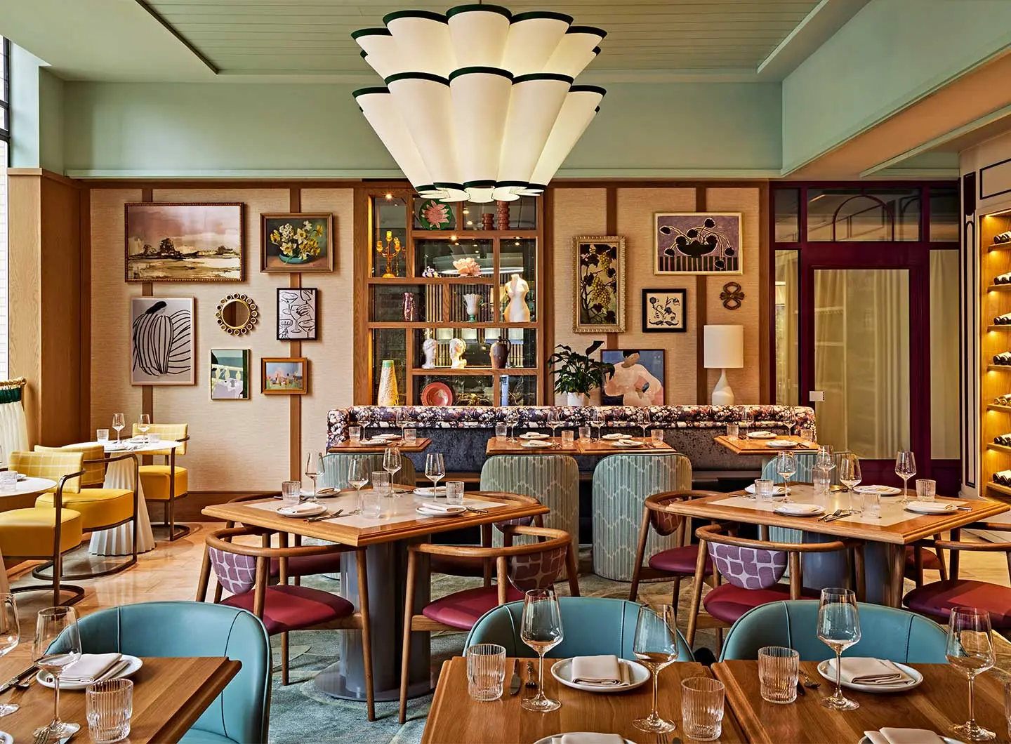 迈阿密 Casadonna 的 Courtyard Bar 双层中庭与可伸缩屋顶