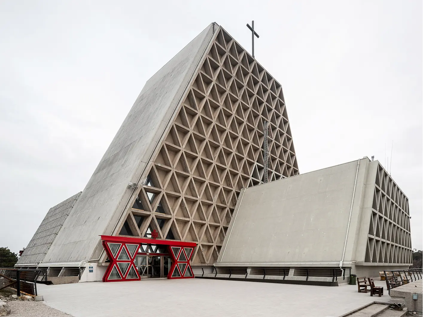 《Atlas of Brutalist Architecture》图册封面或某座粗野主义建筑外观