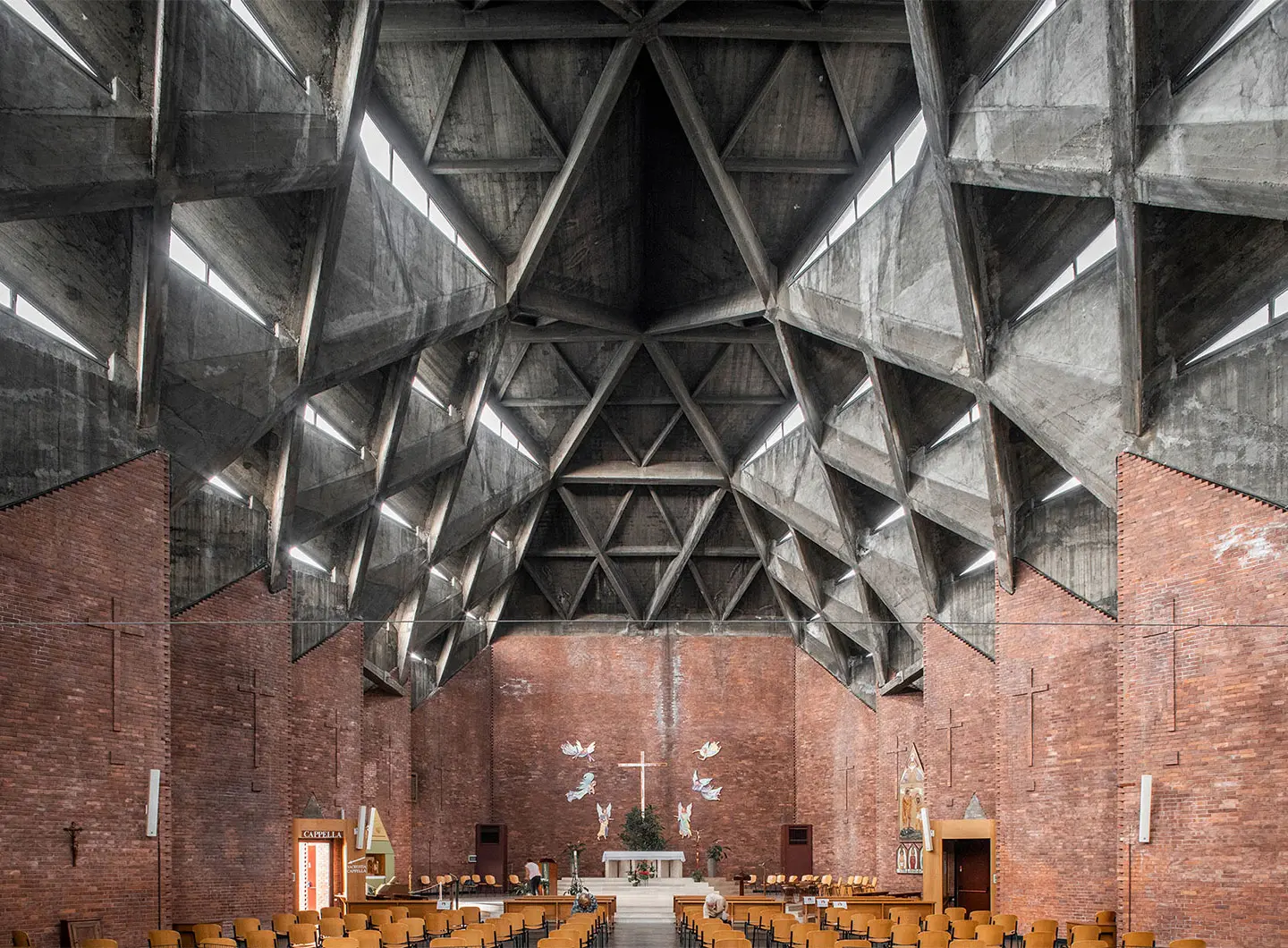 电影《The Brutalist》剧照，建筑场景或主角肖像