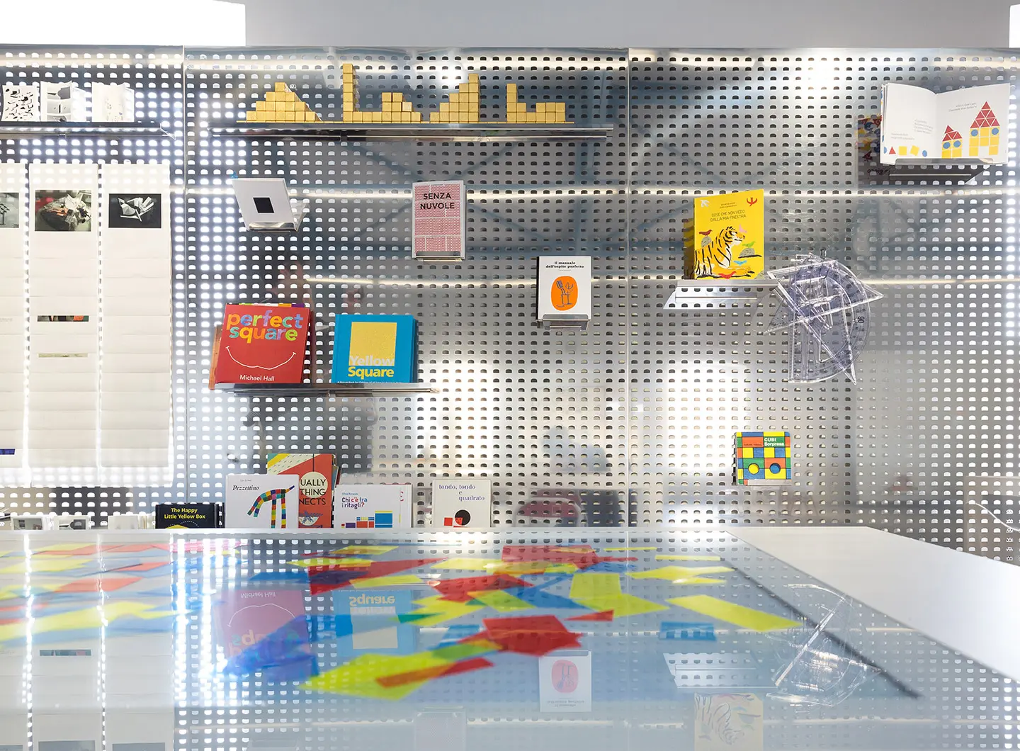 Triennale Milano Piano Parco 的 Gioco 空间软木模块与木制家具