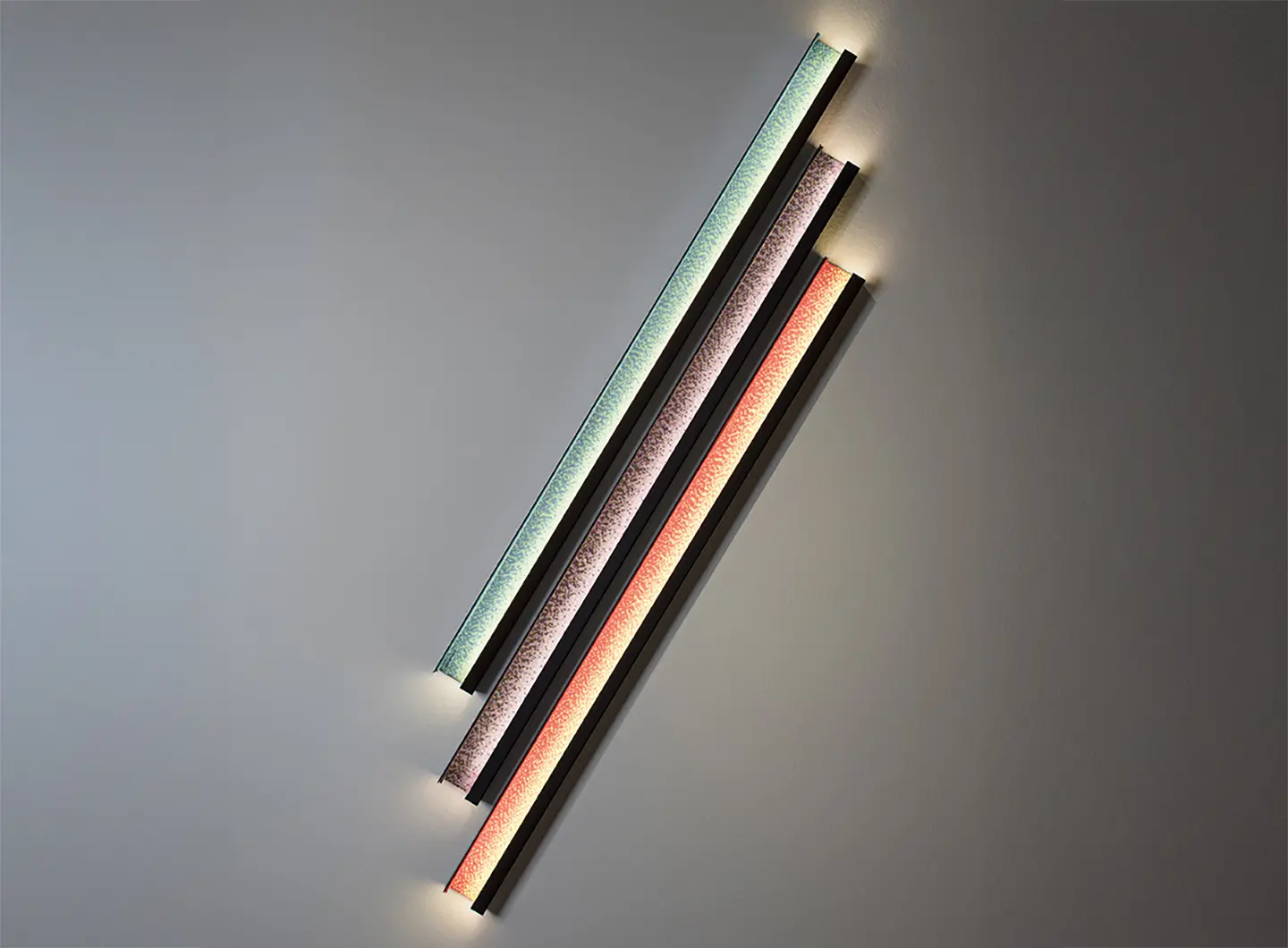 Foscarini Habitus 壁灯近景，展示手工玻璃珠与光线效果