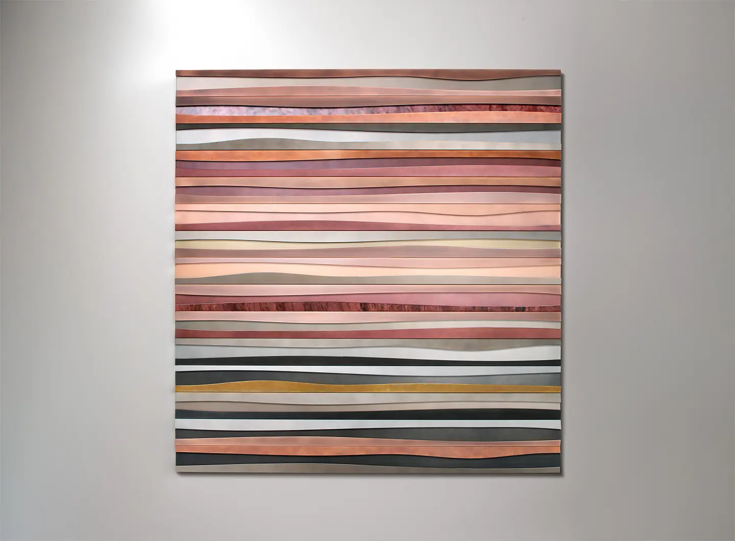 Miniforms Striche 穆拉诺玻璃茶几，展示熔铸纹理与光感