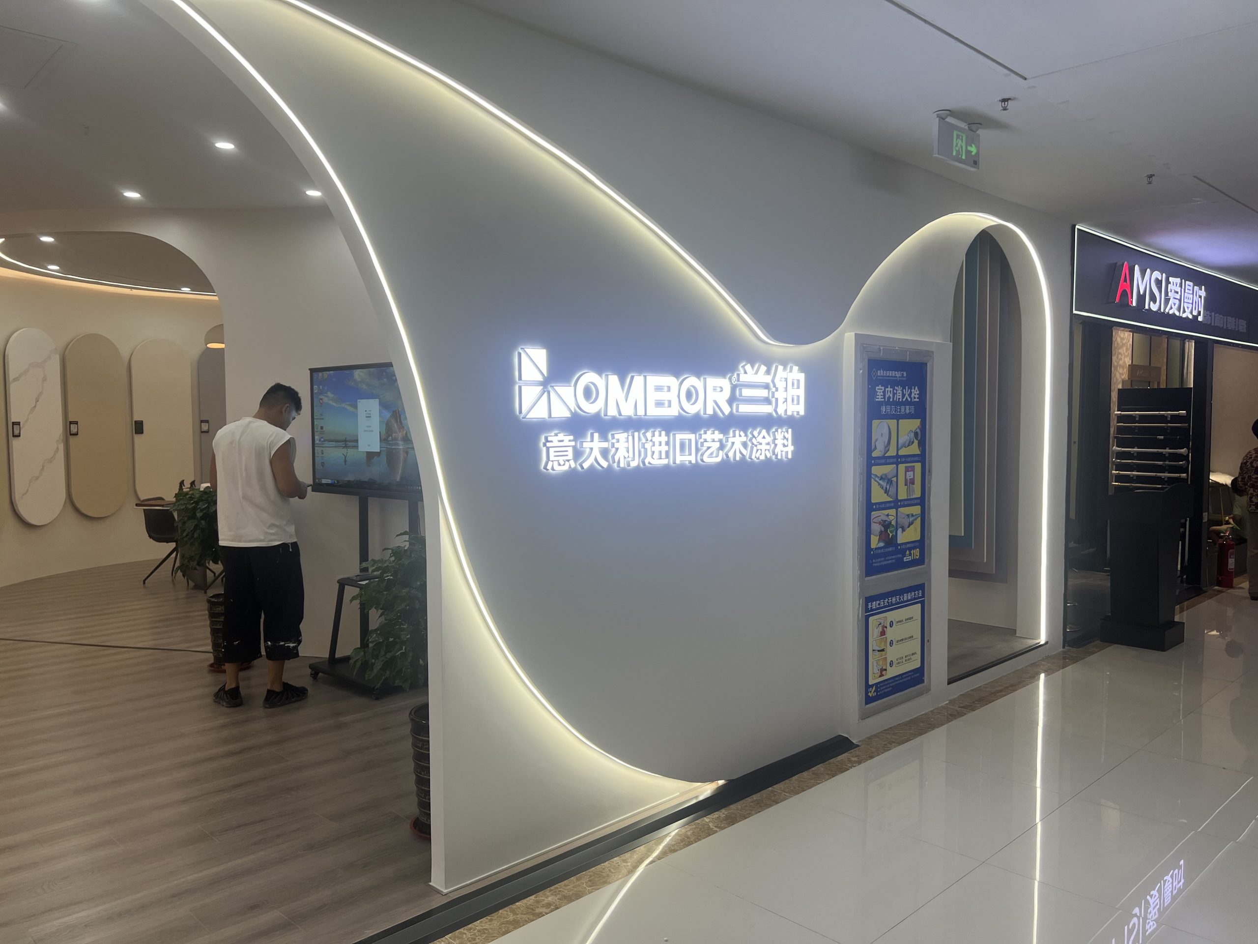 施工师傅进行艺术涂料施工