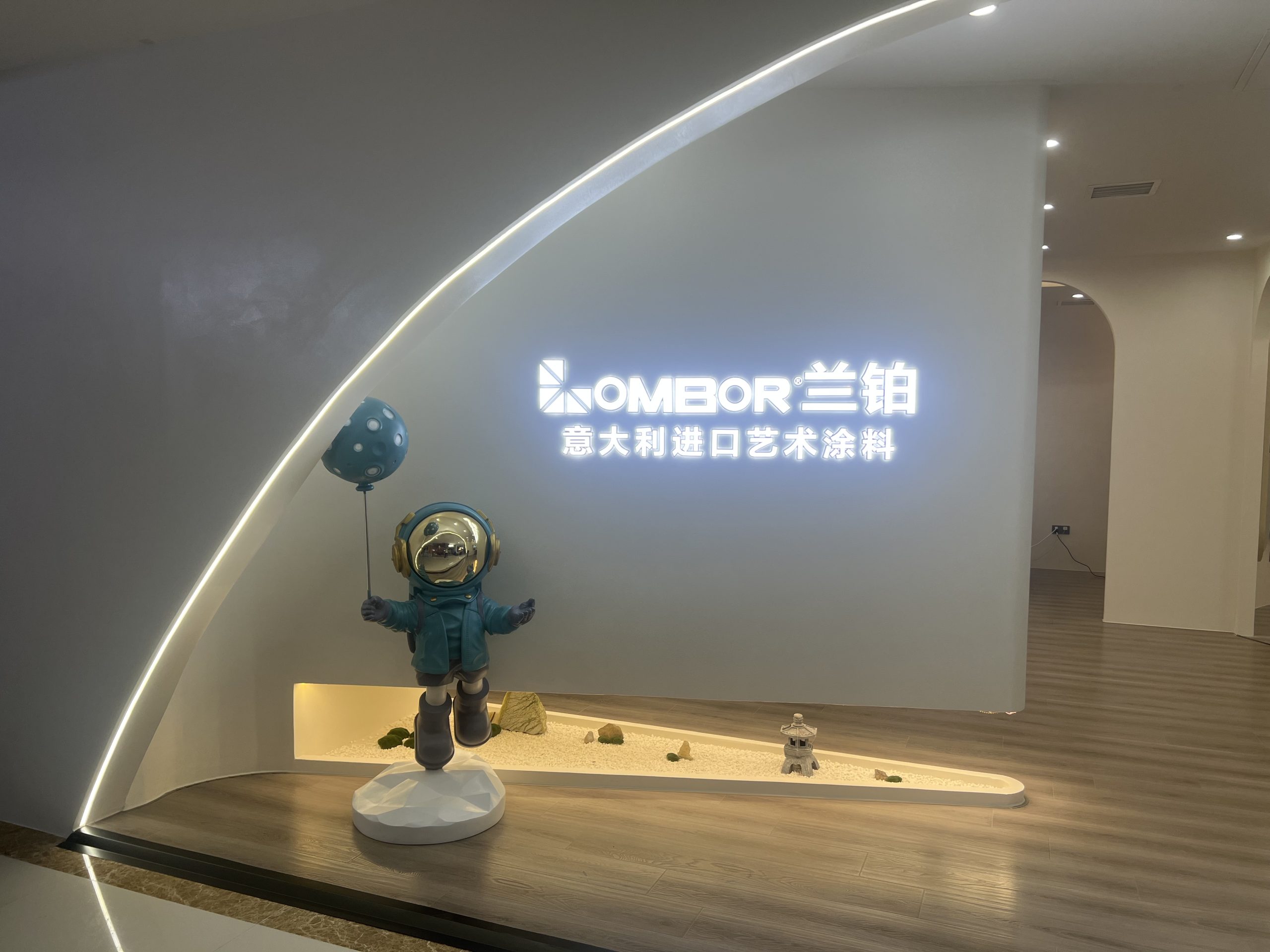 施工师傅批刮艺术涂料、处理墙角细节的现场照片