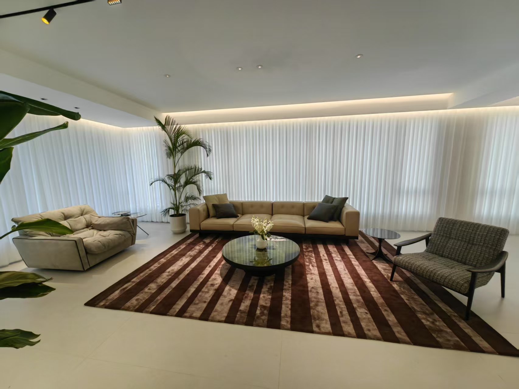 奶油风卧室墙面完工实景，柔光质感在自然光下的效果