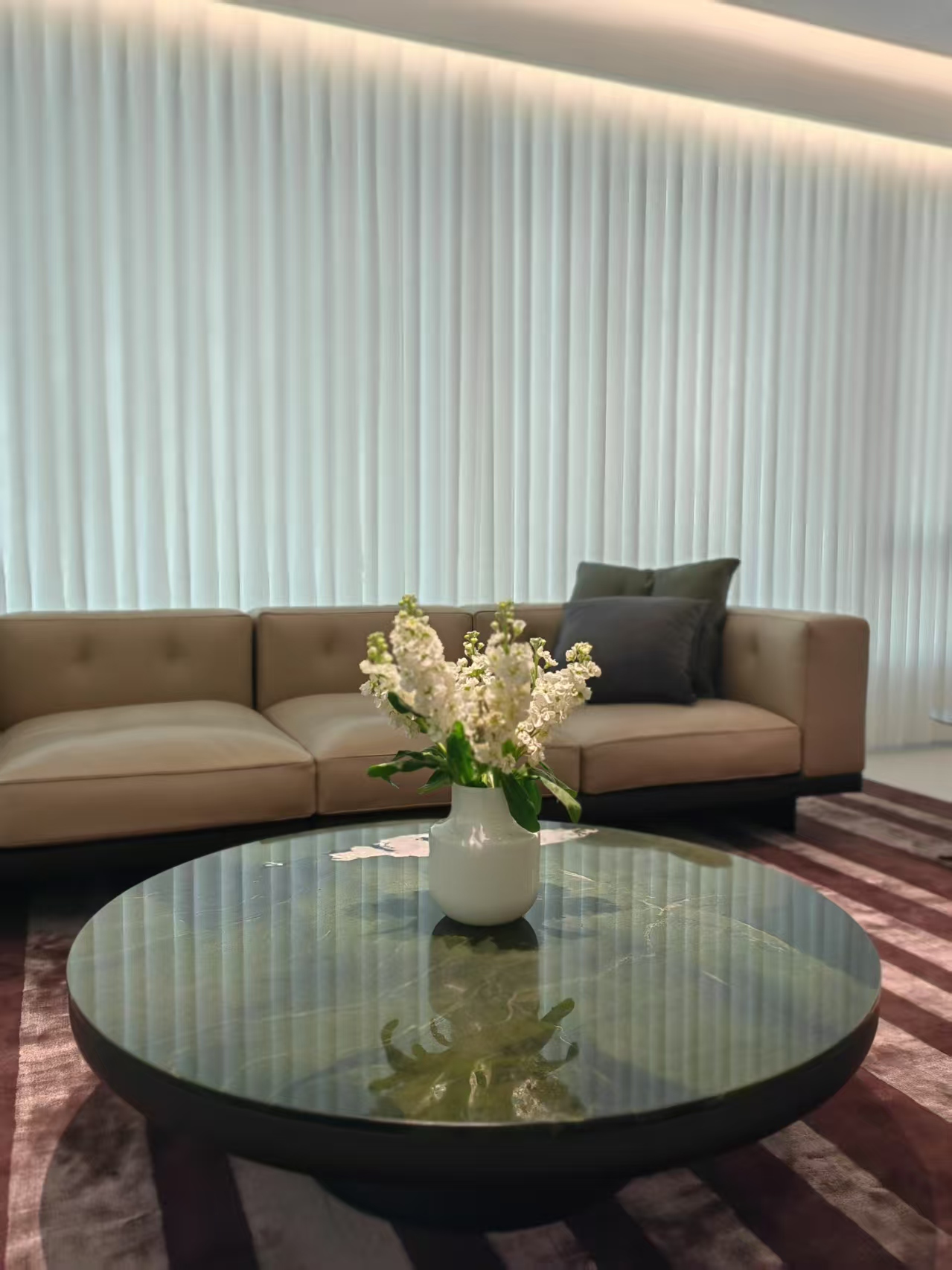 现代奶油风客厅实景，艺术涂料墙面搭配原木家具与绿植