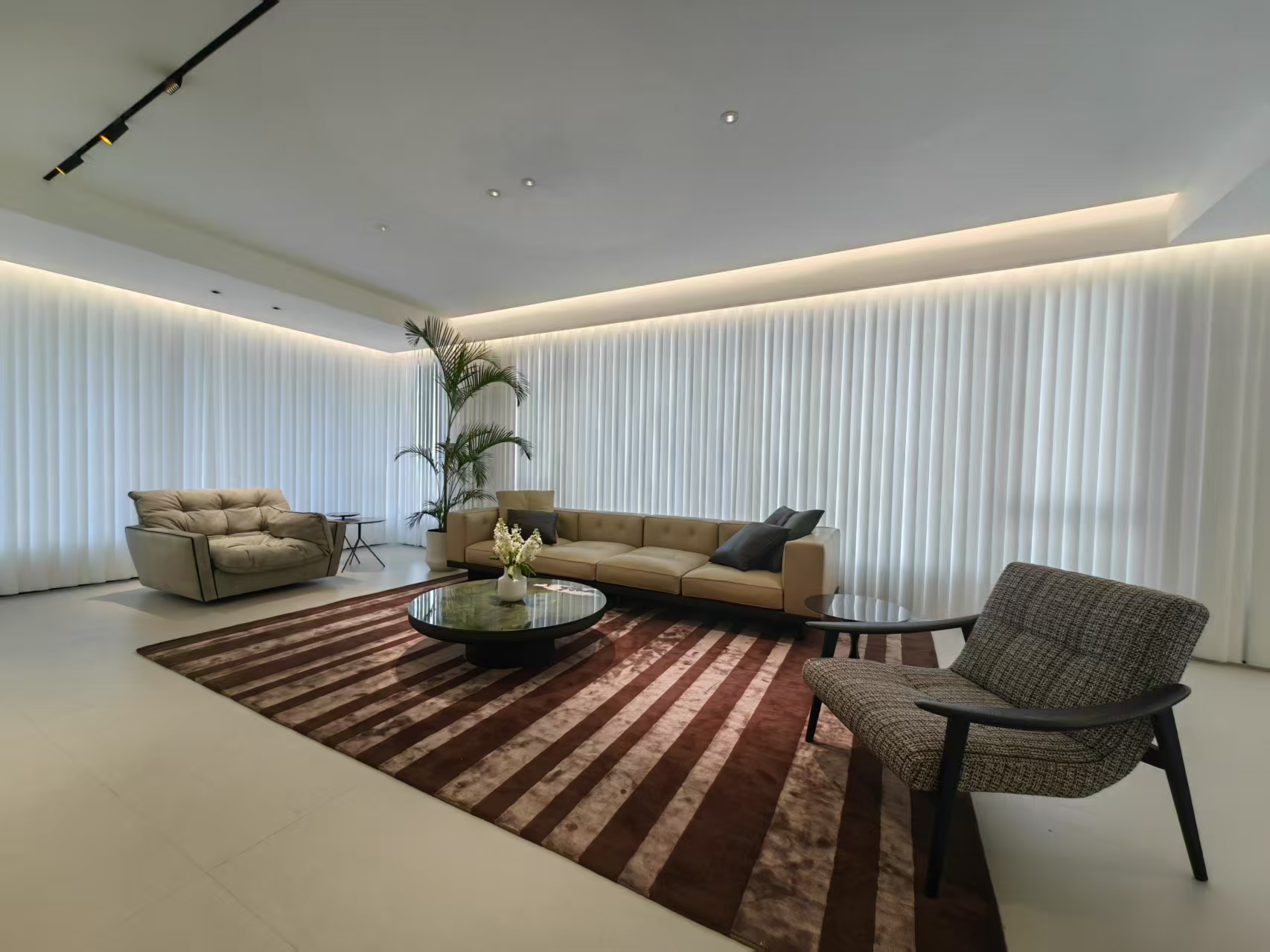 艺术涂料样板间全景，展示不同纹理与色彩搭配