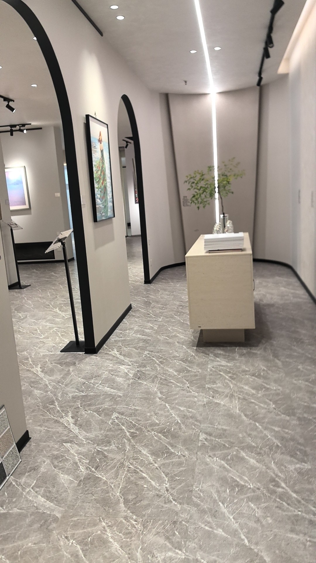 验收时用手电侧光检查墙面纹理均匀度的场景