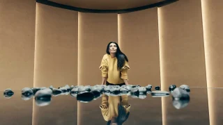 Es Devlin《光之图书馆》：布雷拉美术馆庭院中的旋转书塔