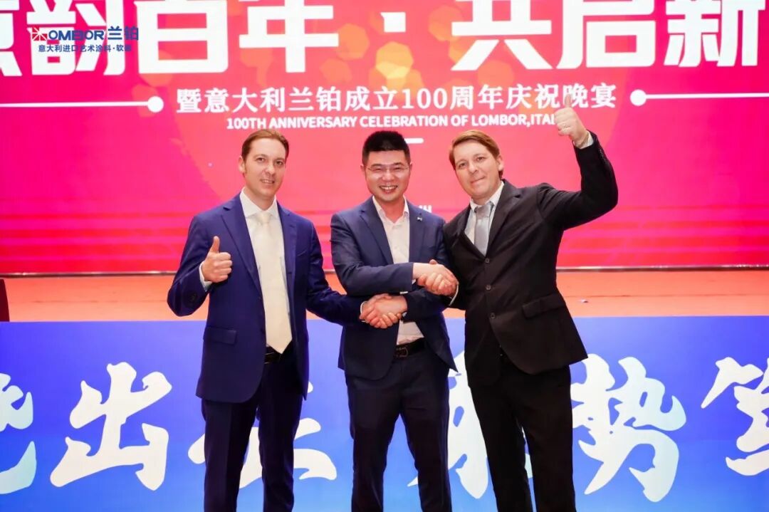 意大利兰铂成立100周年世纪盛典上，方克宝（中）与法铂拉斯特集团德纳尔迪兄弟手拉手合影