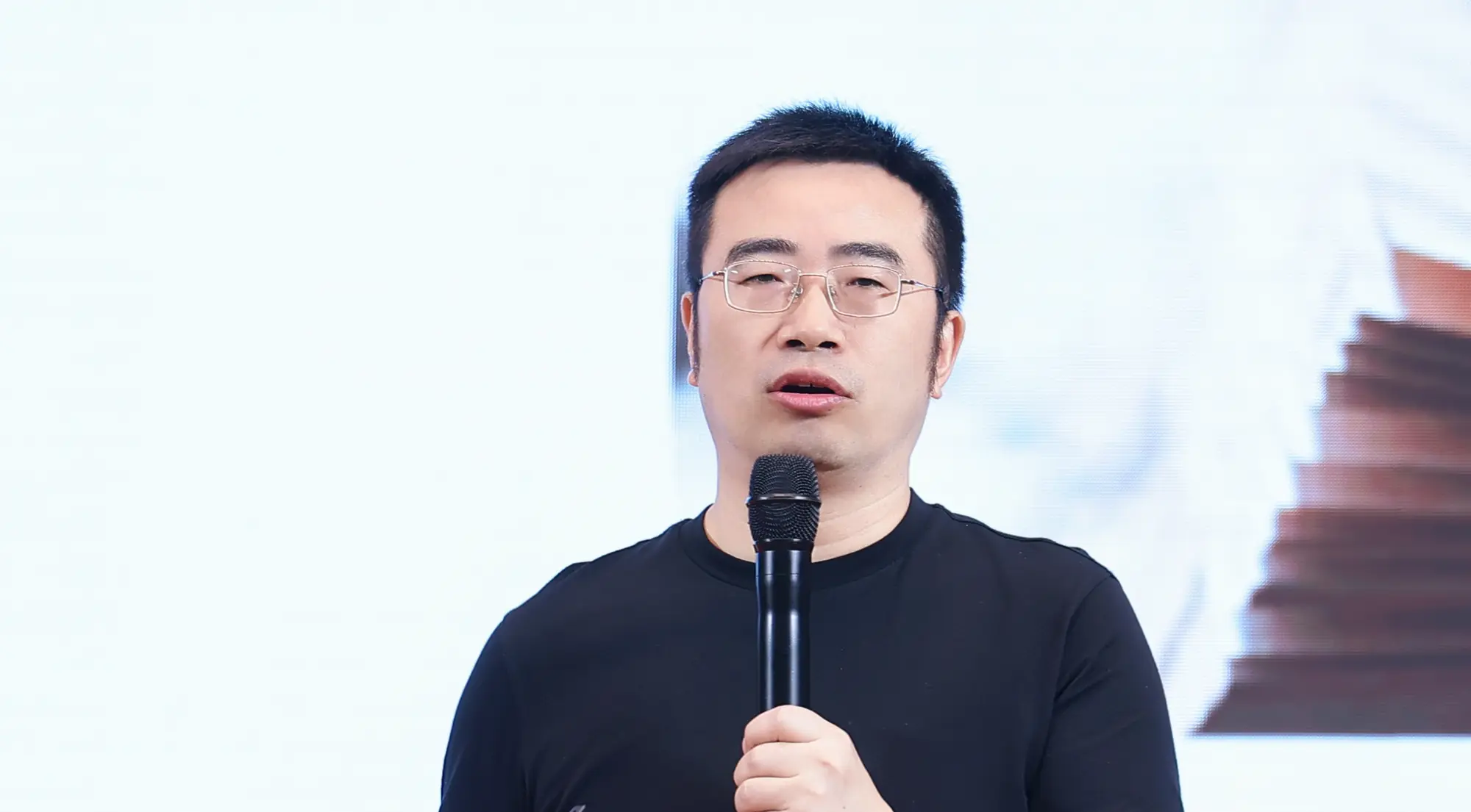 [AI的两个“bug”，2026年8月26日，浙江省杭州市滨江区，华东艺术涂装网]