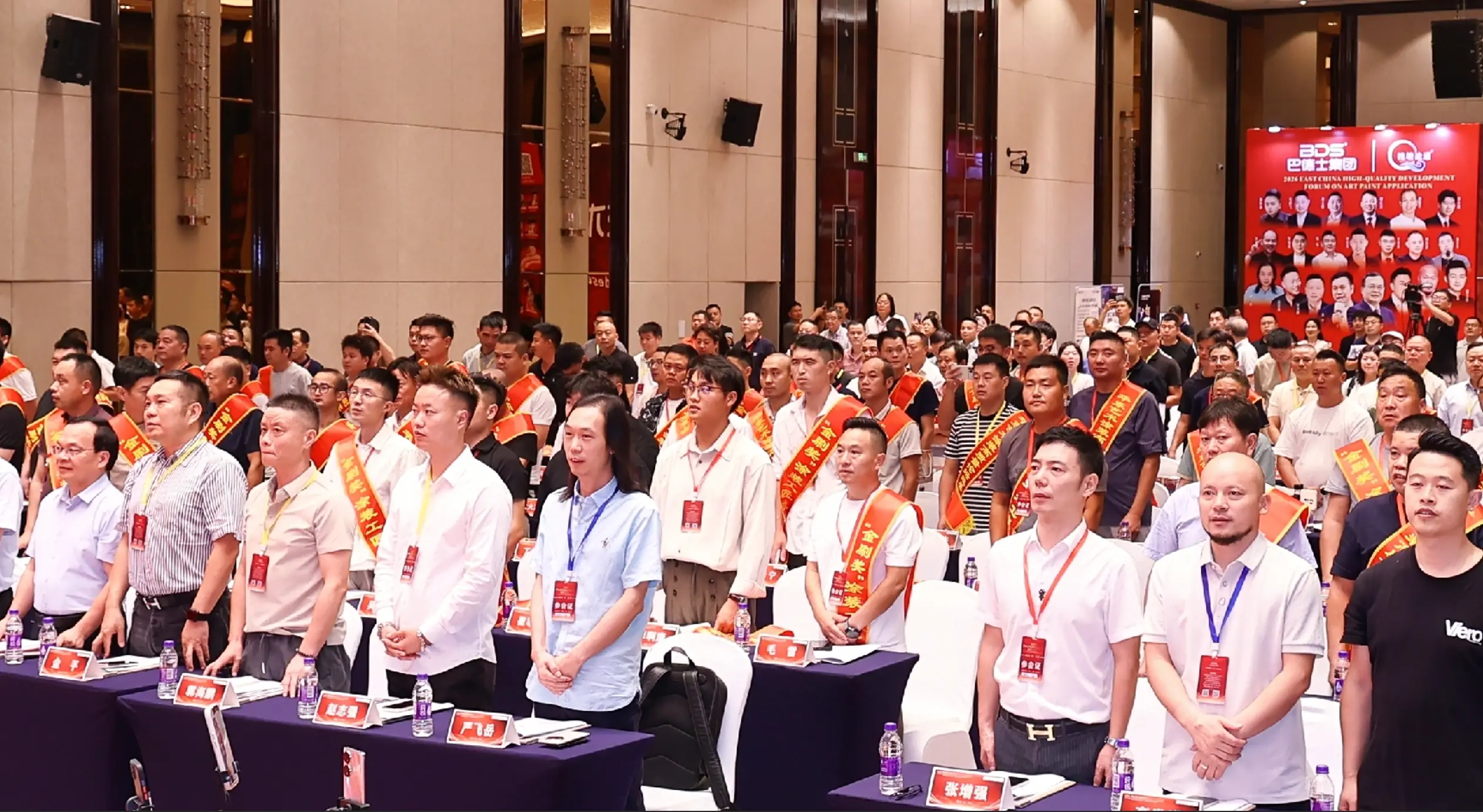 [台上的阵容随后继续扩大，2026年8月25日，浙江省杭州市滨江区，华东艺术涂装网]