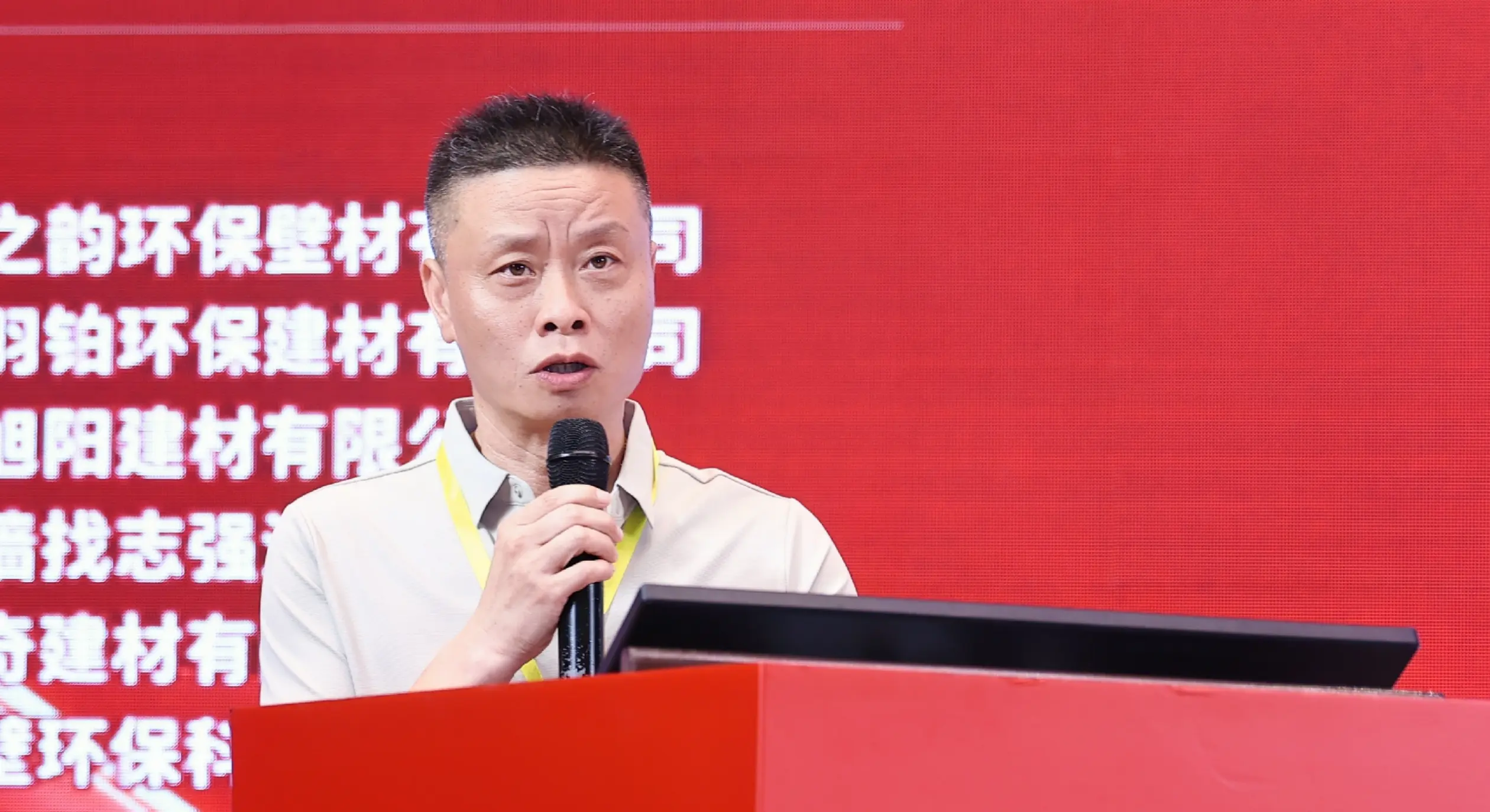 [致辞最后，郭海鹏寄语百位获奖者：珍惜荣誉，发挥榜样力量，传承技艺、引领风尚；也希望全行业以他们为标杆，从价格竞争转向价值创造，用卓越的交付赢得市场尊重，2026年8月25日，浙江省杭州市滨江区，华东艺术涂装网]