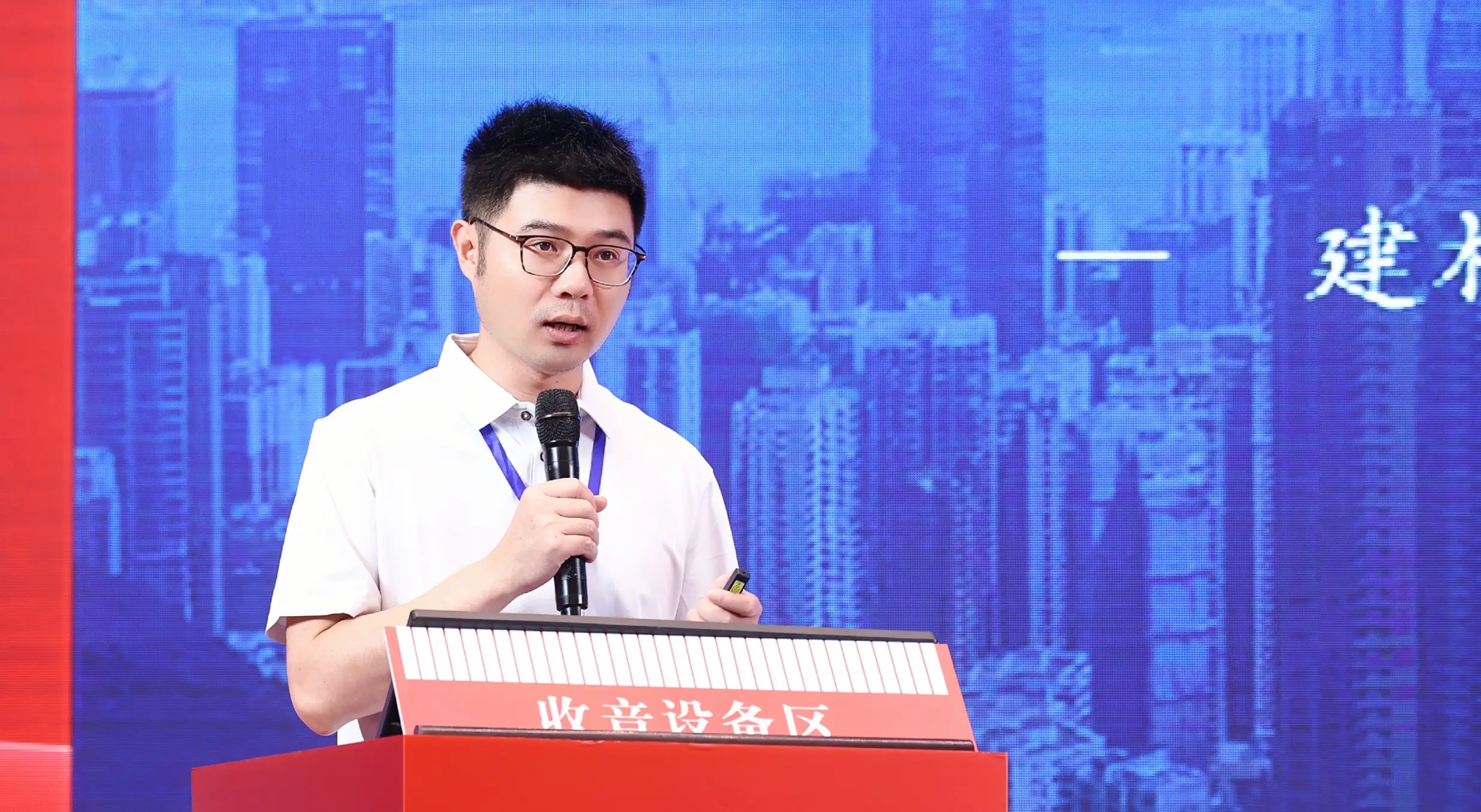 [8月25日下午，2026华东艺术涂装高质量发展论坛迎来《建材行情变局中艺术涂料高质量发展破局之道》主题演讲，演讲者是意大利兰铂（LOMBOR）艺术涂料中国区总裁方克宝，2026年8月25日，浙江省杭州市滨江区，华东艺术涂装网]