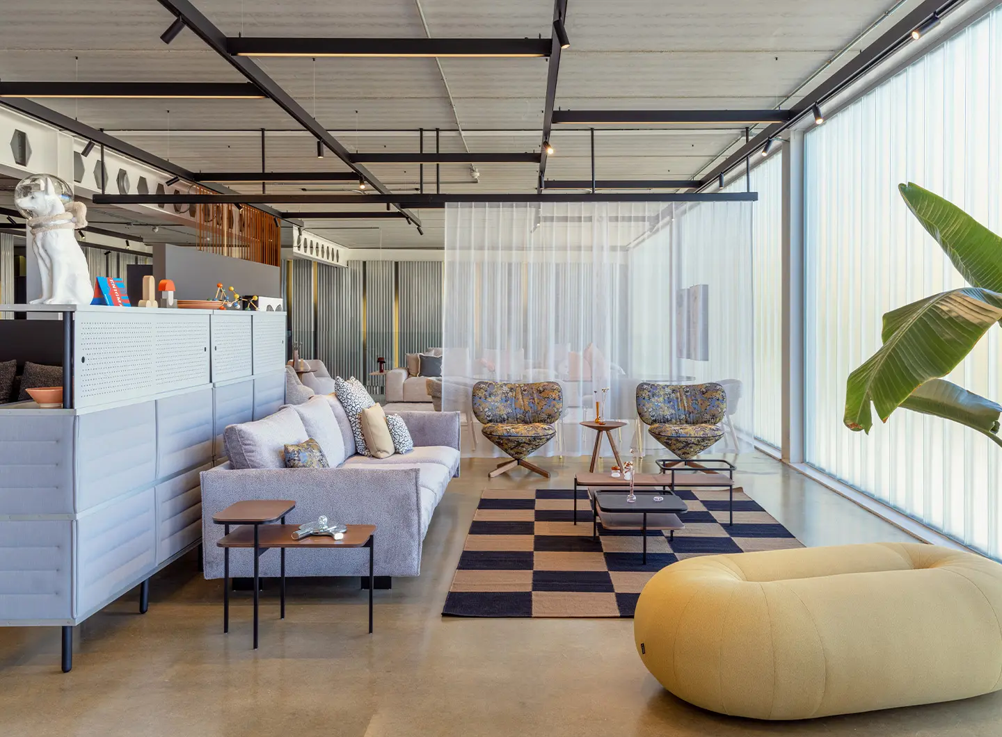 Sancal 四十周年时工厂内的彩色壁画