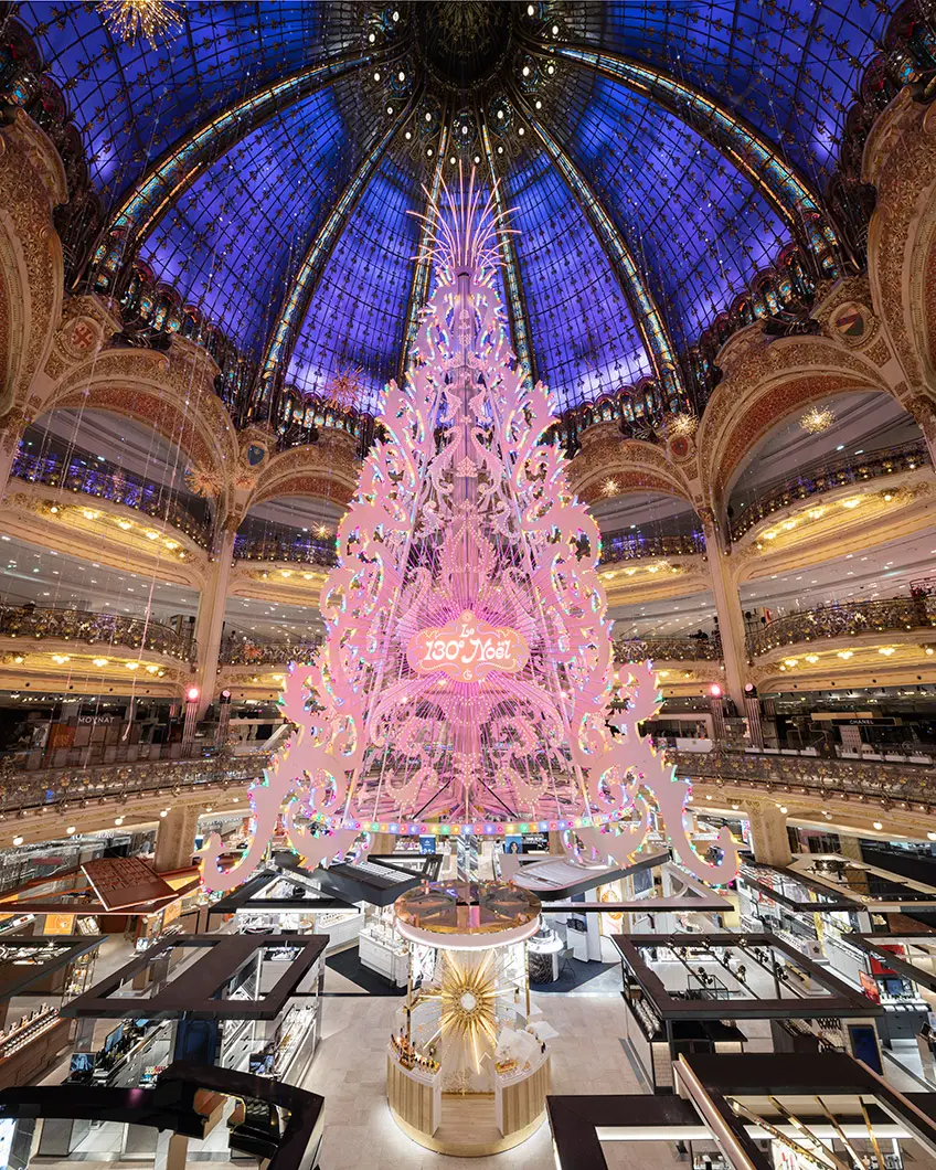 巴黎 Galeries Lafayette 玻璃穹顶下的巨型圣诞树