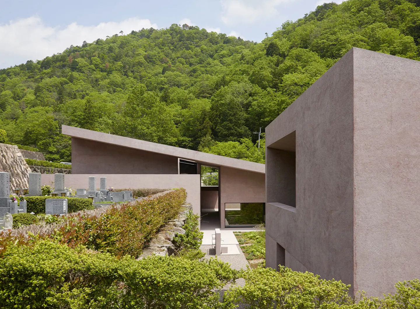 John Morden Center 红砖立面与中央回廊照片