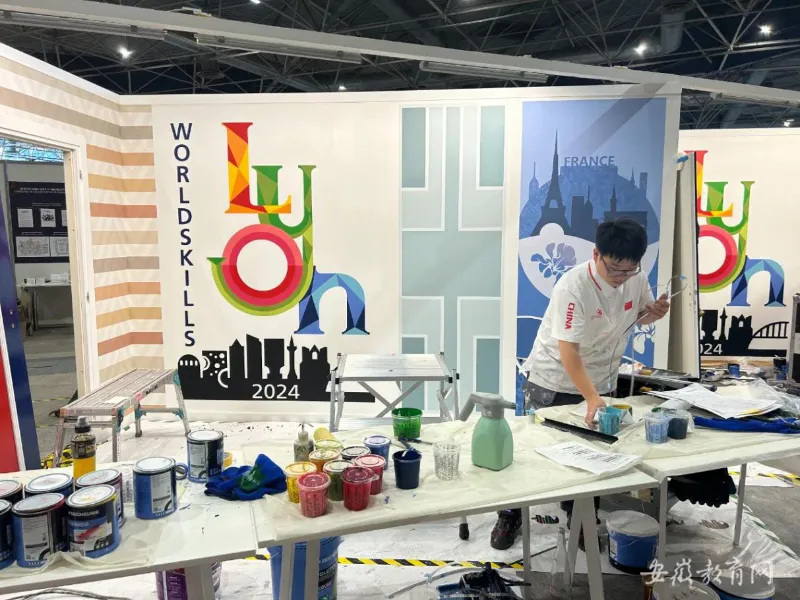 油漆与装饰项目参赛选手张小飞在比赛现场