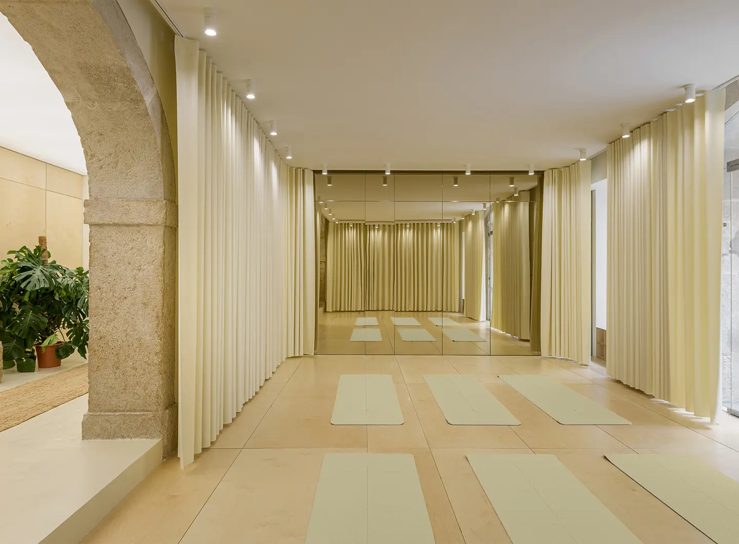 AB+AC 设计的 Red Sea Meditation Space 冥想空间，或 Casa dei Patii Verdi 的庭院住宅
