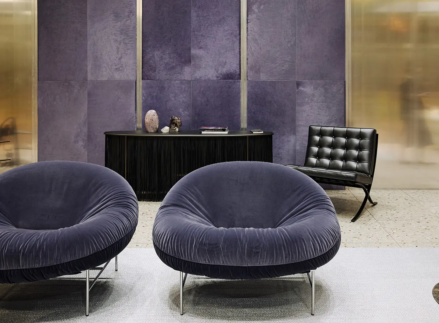 Knoll 展馆金属型材结构与绿植区域