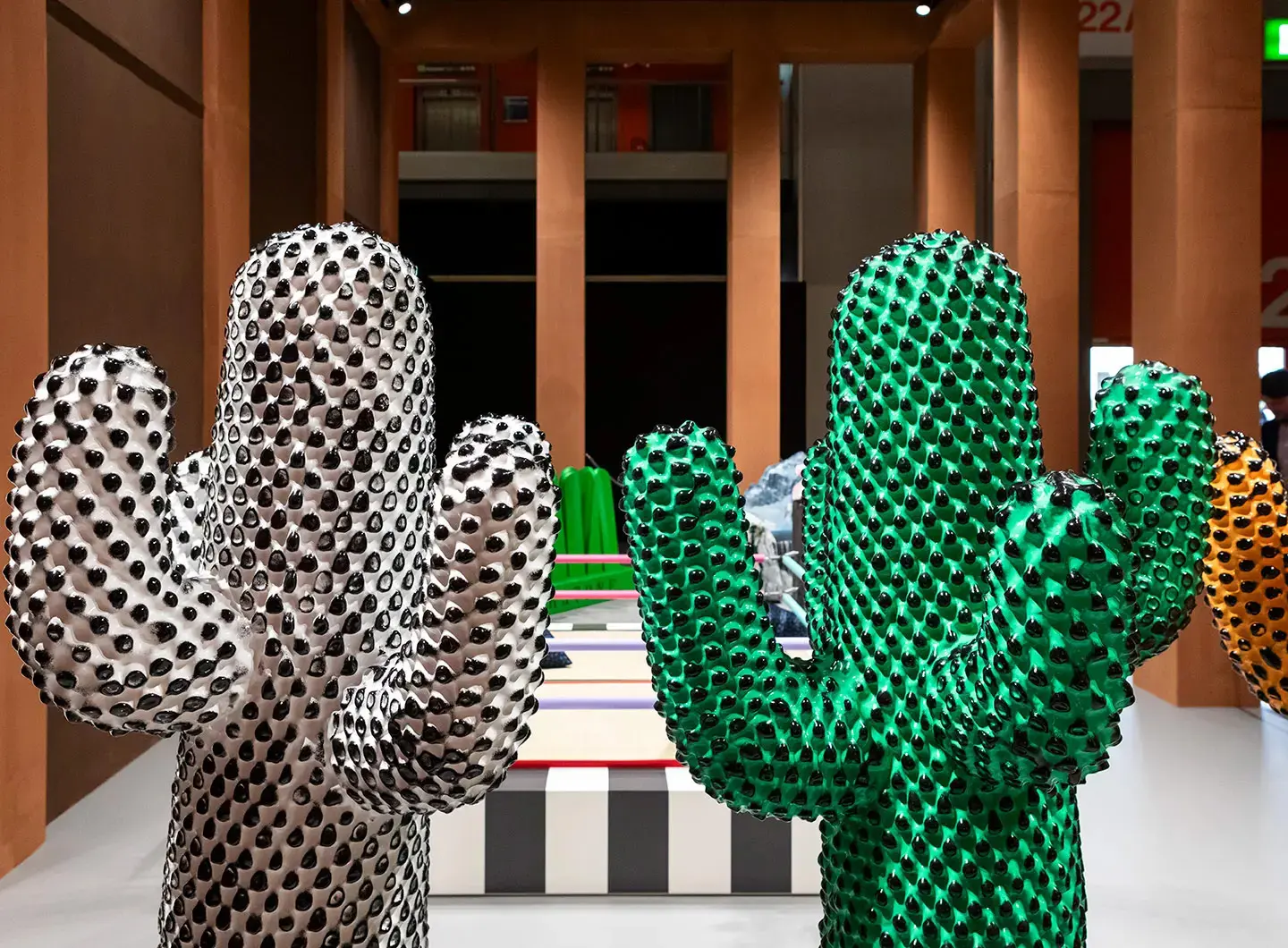 Sancal Experimentarium 展位，橙色标签工作服与吧台小窗