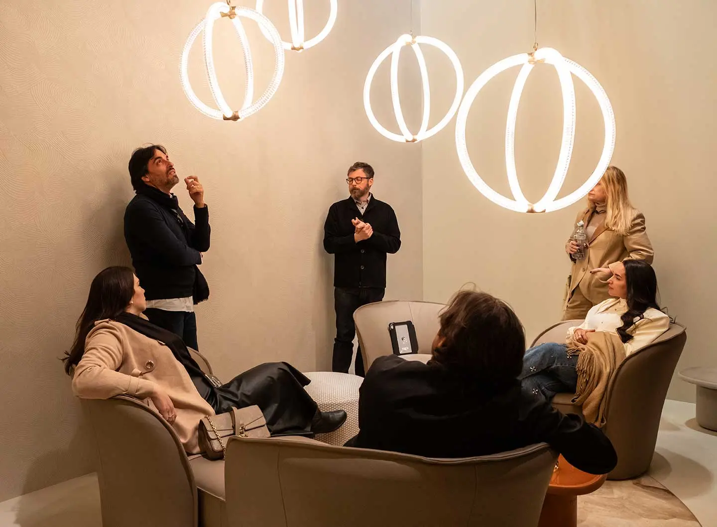 Tekiò Mayor 吊灯，展示米纸灯笼传统的现代演绎