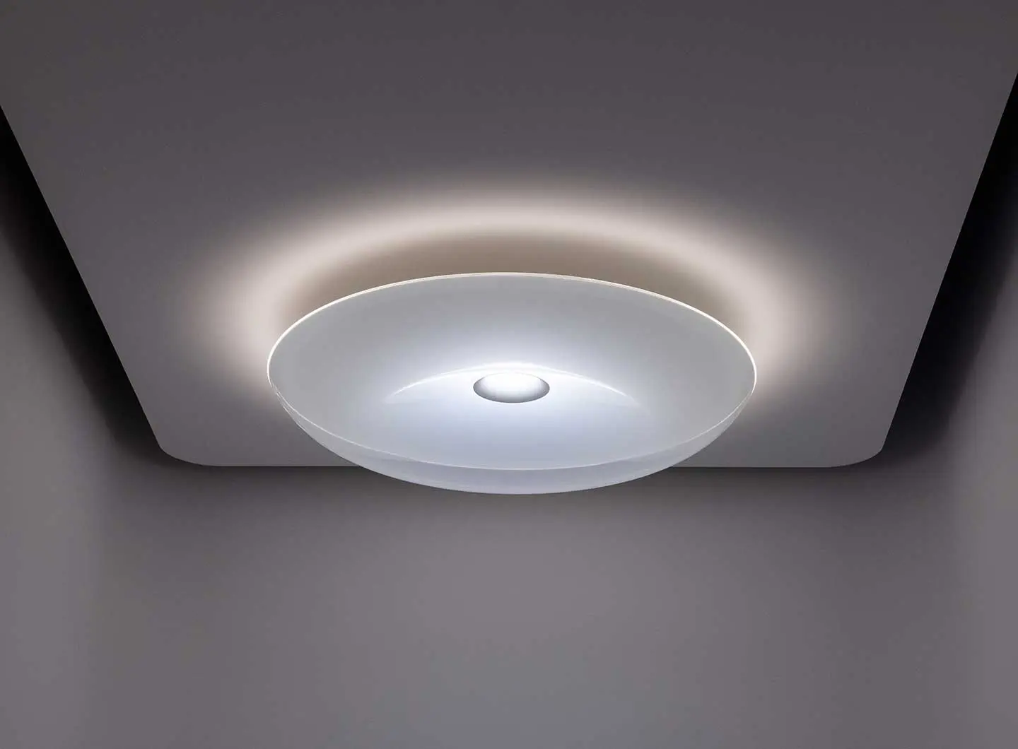 Vibia 的 Bind 轨道照明系统，展示夹式连接件与多种吊灯组合