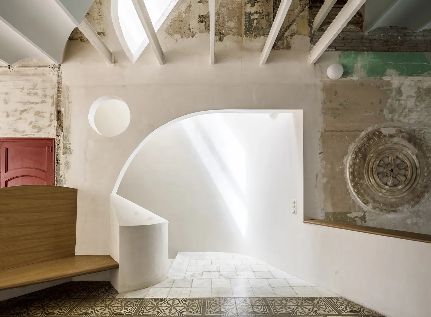 新旧元素共存的室内翻新空间