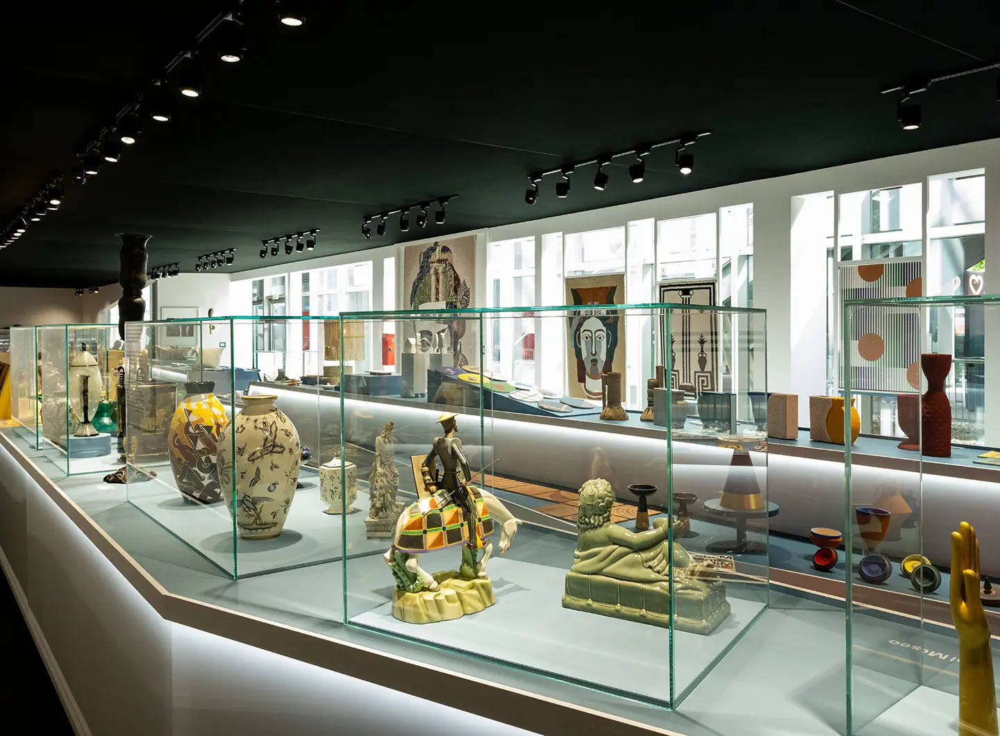 文化部展馆内的对谈活动场景，或 Archetipi 展览的当代文创产品展示