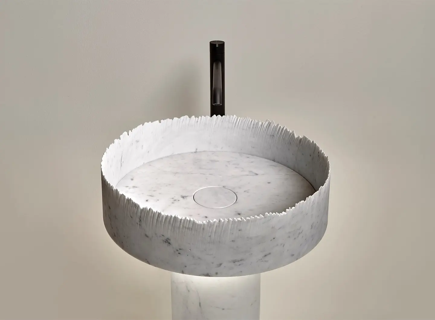 Poliform Monolith 巨石造型餐桌，室内外两种版本对比展示