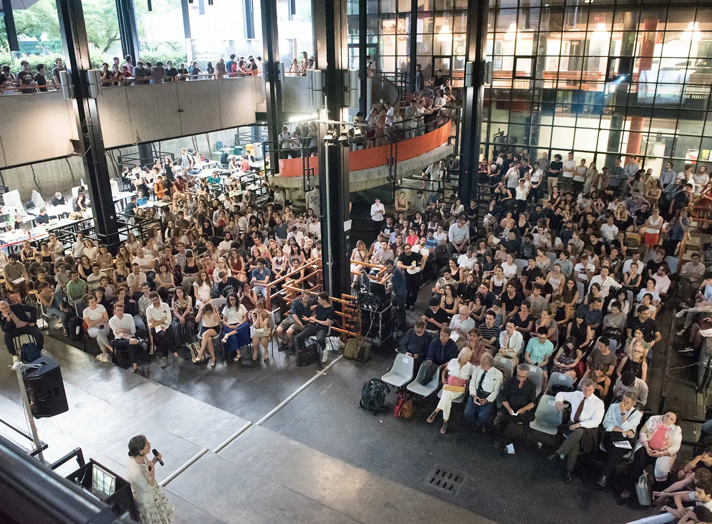 We Mediterranean 天篷装置在 Triennale 入口的现场照片