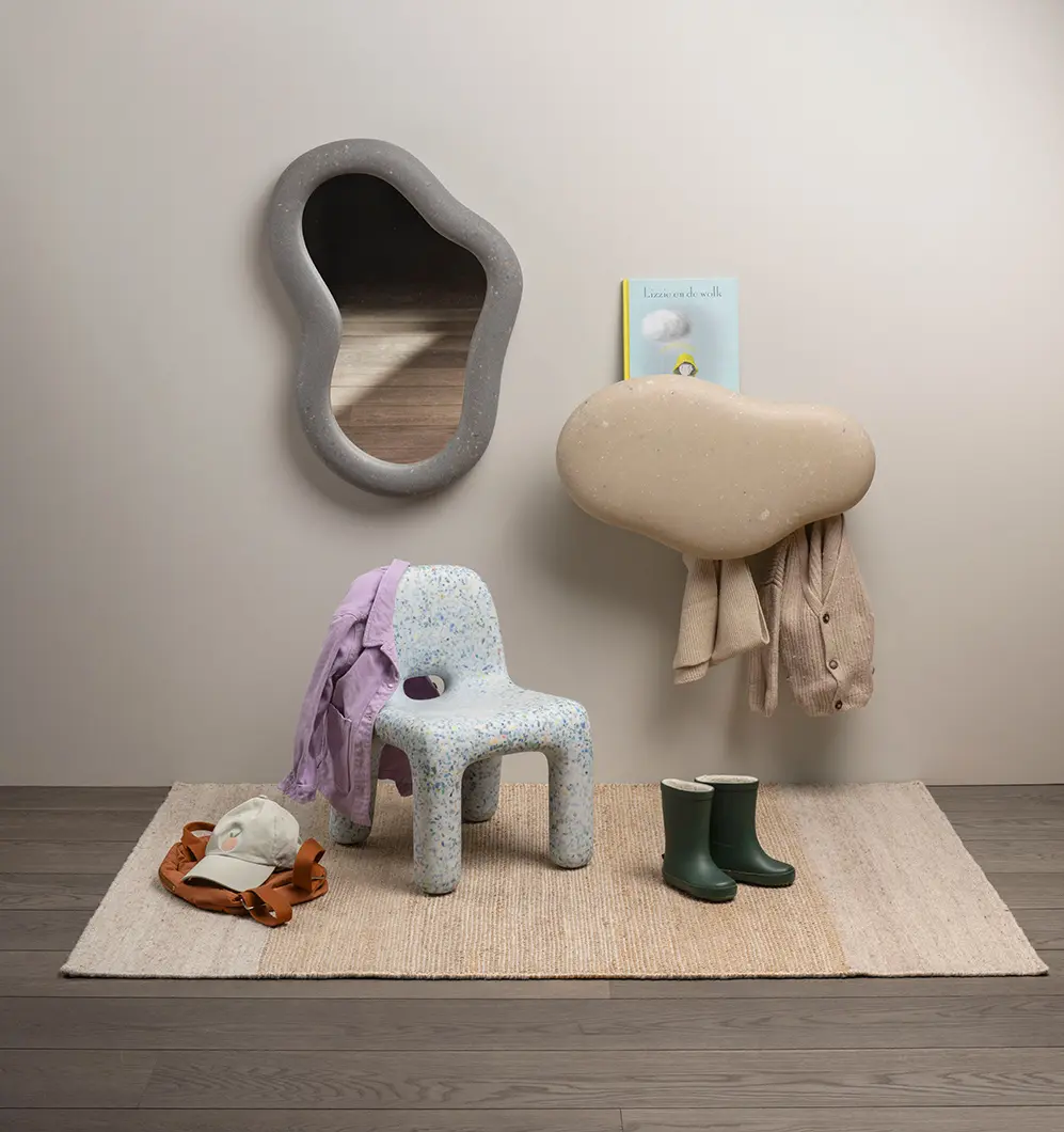 Kartell Lou Lou Ghost 透明儿童椅，展示标志性幽灵椅的儿童比例版本