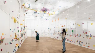 盛夏巡展指南：从伦敦泳装史到巴黎 40 年代艺术，五场展览点亮 2025 之夏