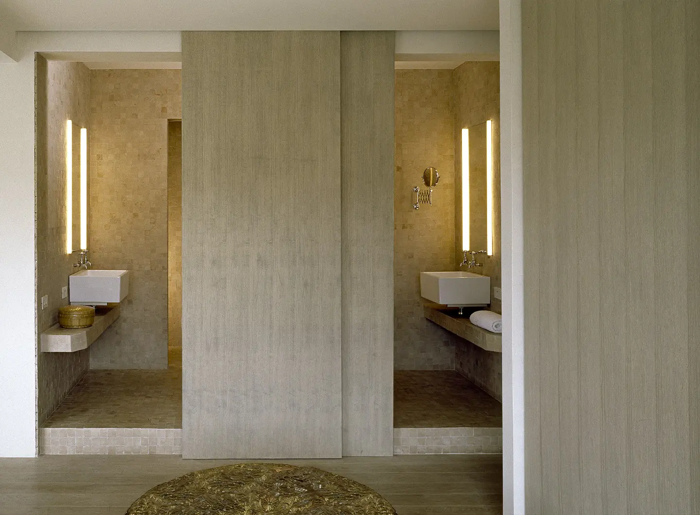 《Quiet Luxury》图册内页或 Colin King 的《Arranging Things》书影