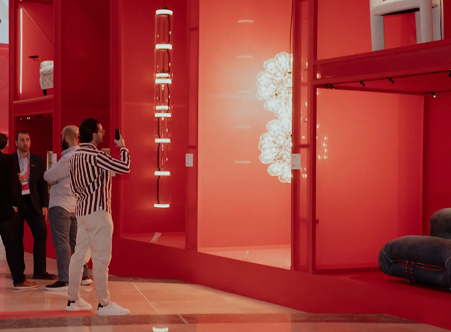Lissoni & Partners 设计的商务休息室，褶皱织物立柱与曲线沙发