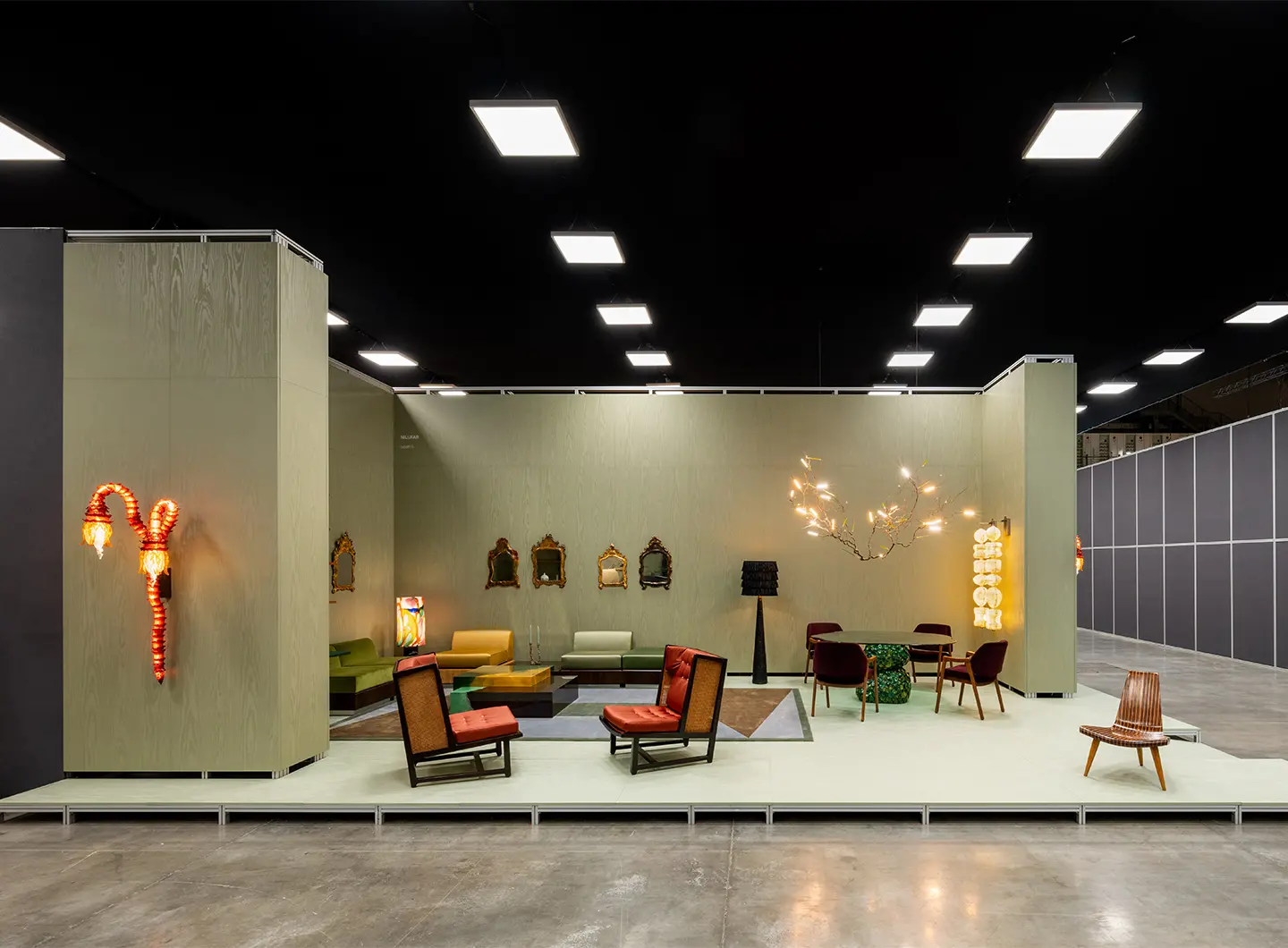 Nilufar 或参展画廊的珍稀藏品展位