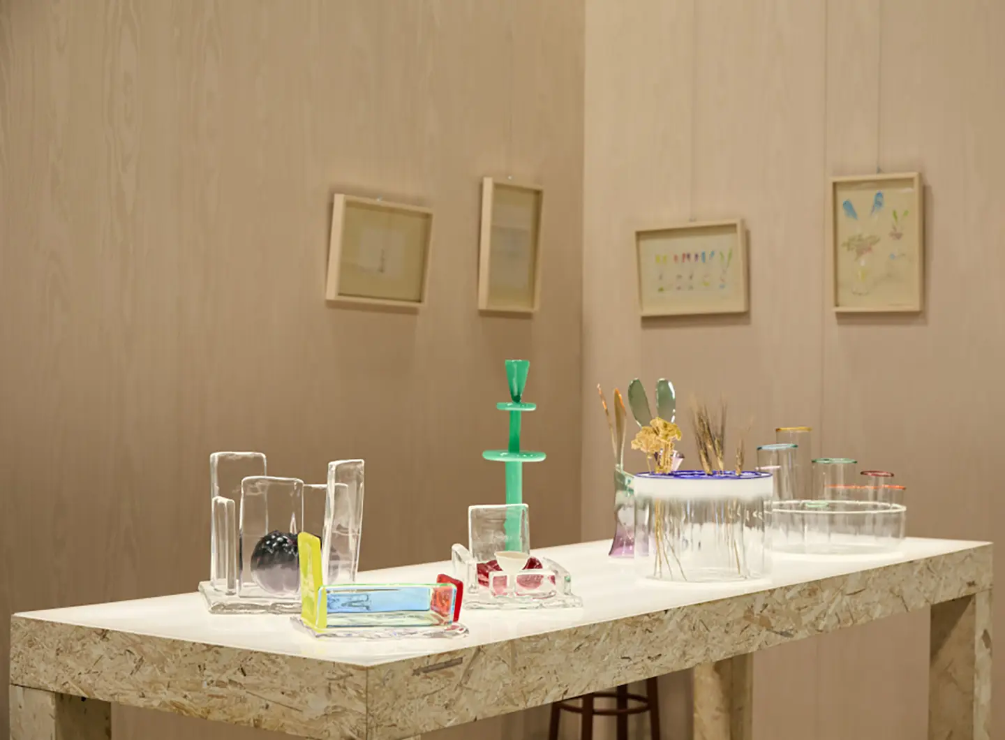 Salone Raritas 展区现场氛围，灯光与作品陈列的沉浸式体验
