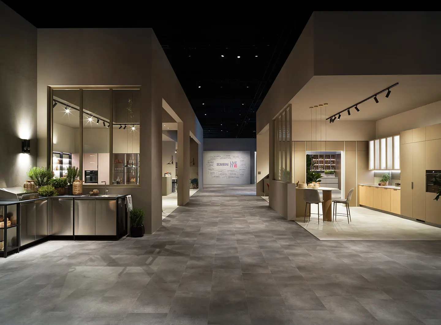 暖色调与绿植点缀的展陈空间氛围