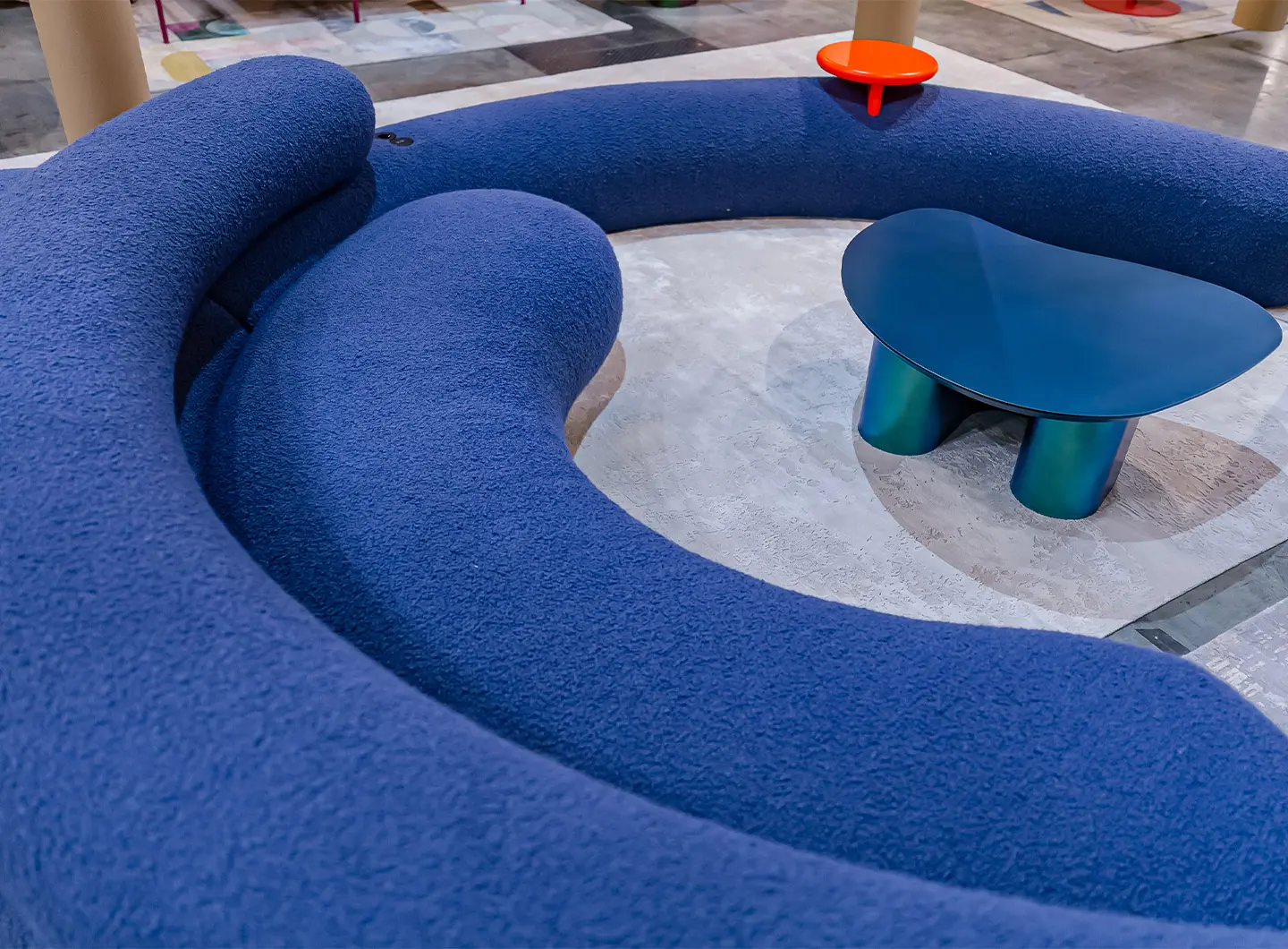 Adrenalina 展位的纸卷立柱或 Sancal 的脚手架管面料展位