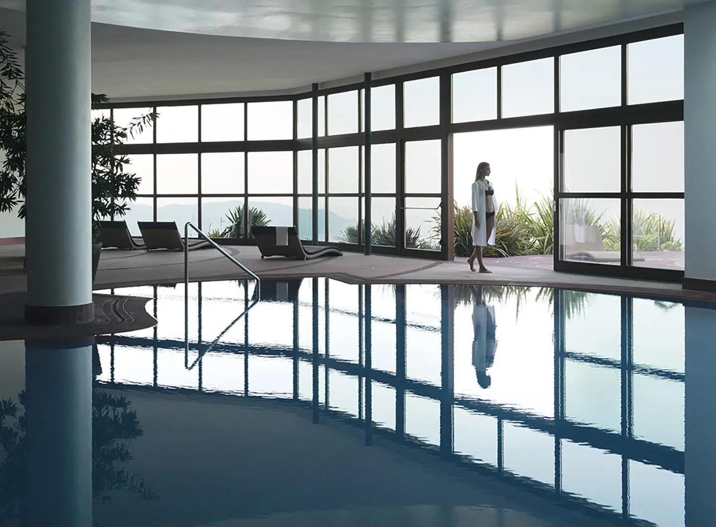 Botanic Health Spa 的室内空间，突出玻璃、木材、石材与古老柑橘园墙体的结合