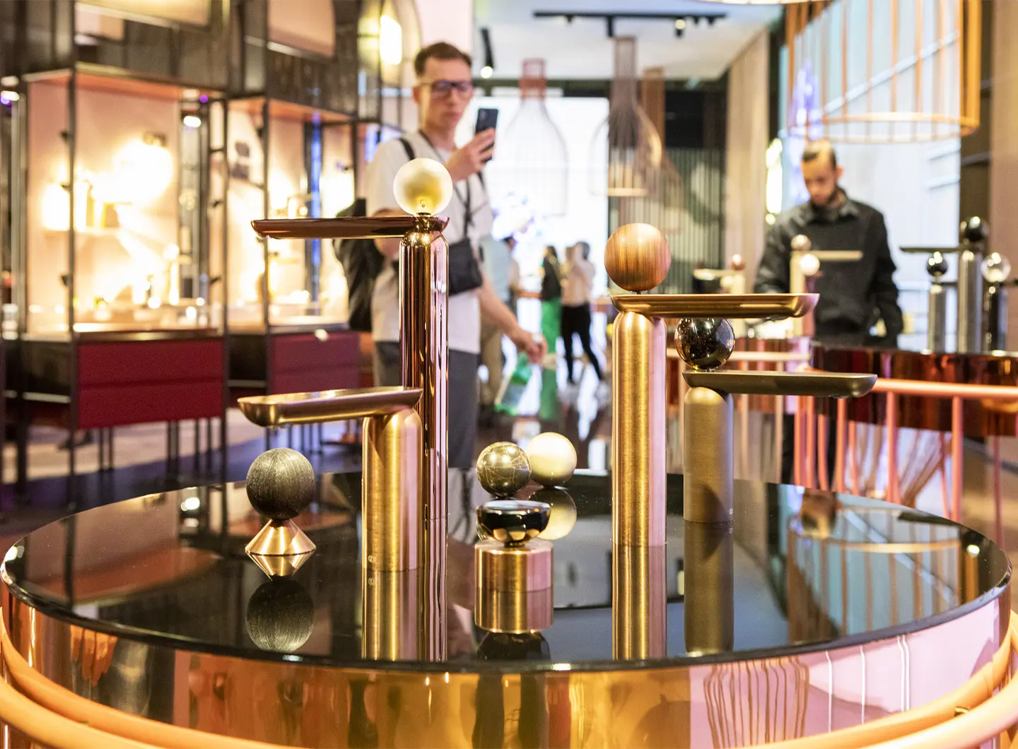 Gessi VITA 数字化供水系统，触屏与语音控制的界面特写