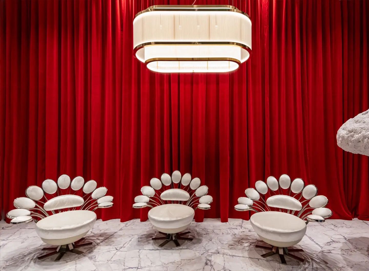 Roche Bobois Bombom 系列展位，彩色层叠的 2D/3D 视觉空间