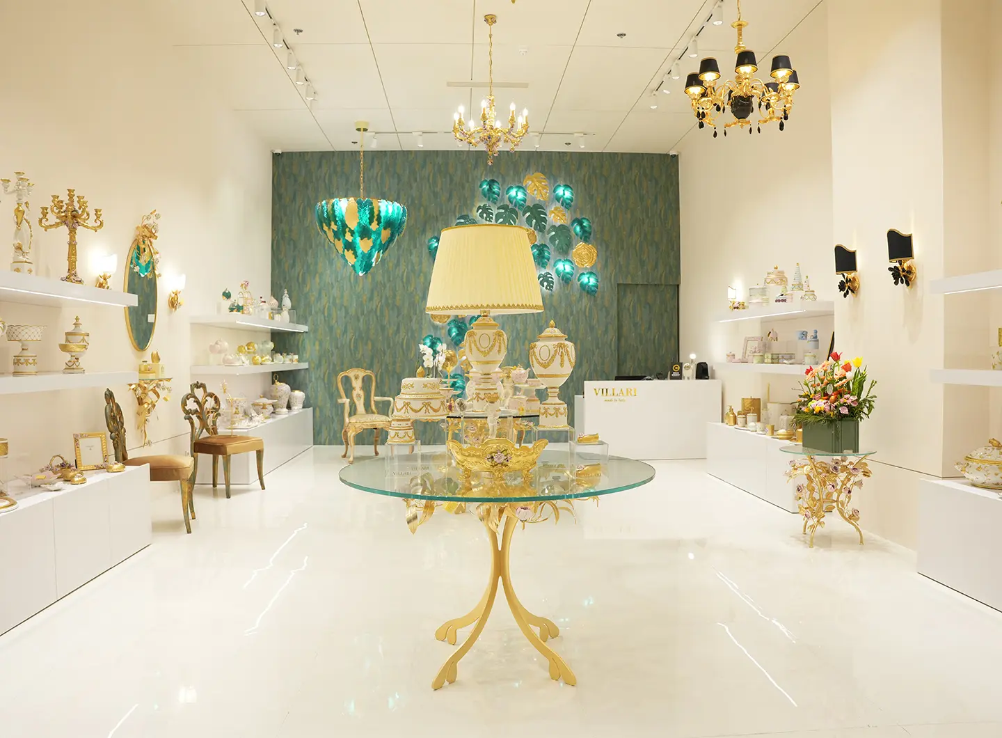 Villari 在米兰国际家具展的展位与 Luigi XIV 吊灯