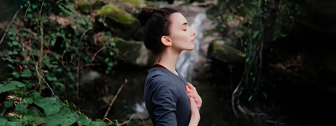 负氧离子艺术涂料样板墙的肌理特写，突出质感与色彩